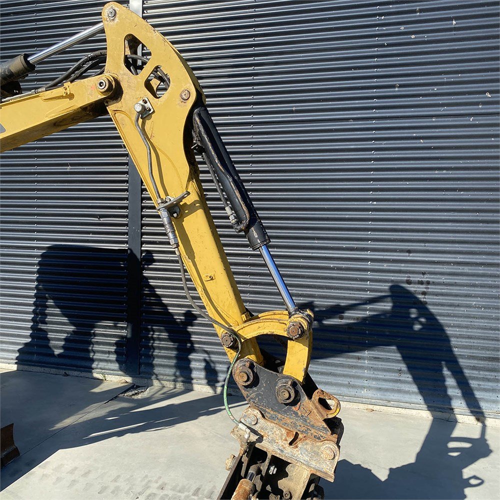 f0c5a355-68b2-4652-9d43-e874f249bf1a_largesize caterpillar 302.2d – 2t2 – 5 415 h – 2013