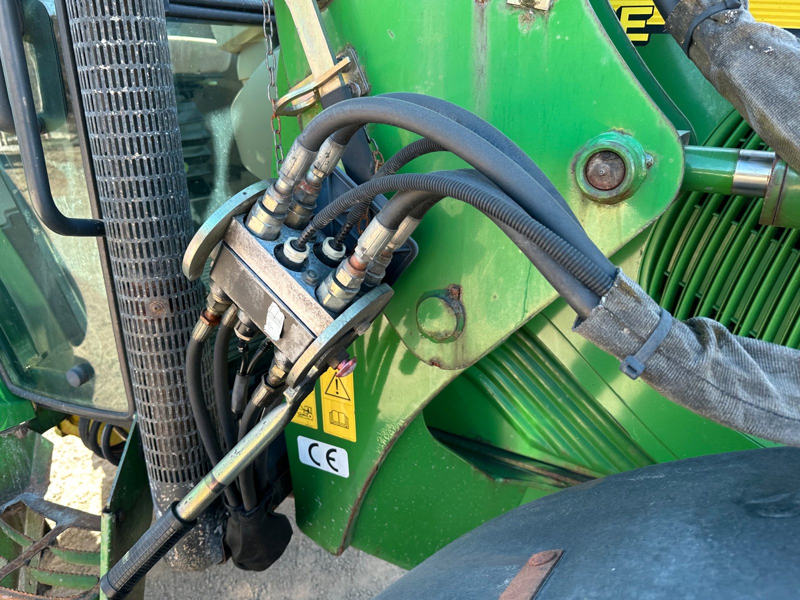 f6cff5a8-3b34-463d-877b-3f66abb5fd57 john deere 5820 88 ch 5 384 h 2005