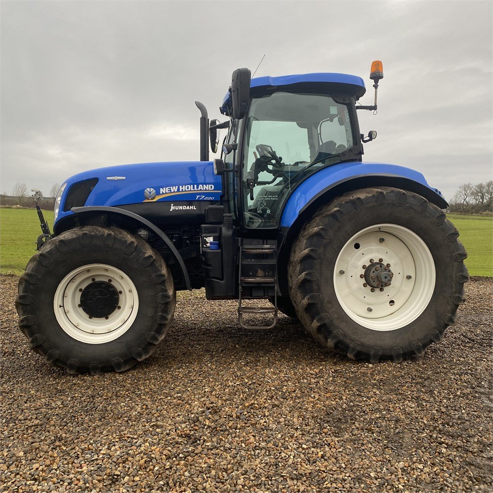 f94fd6ec-220c-4937-8aec-ad9be52e4beb_largesize new holland t7.220 – 167 ch – 2013 – 6 308 h