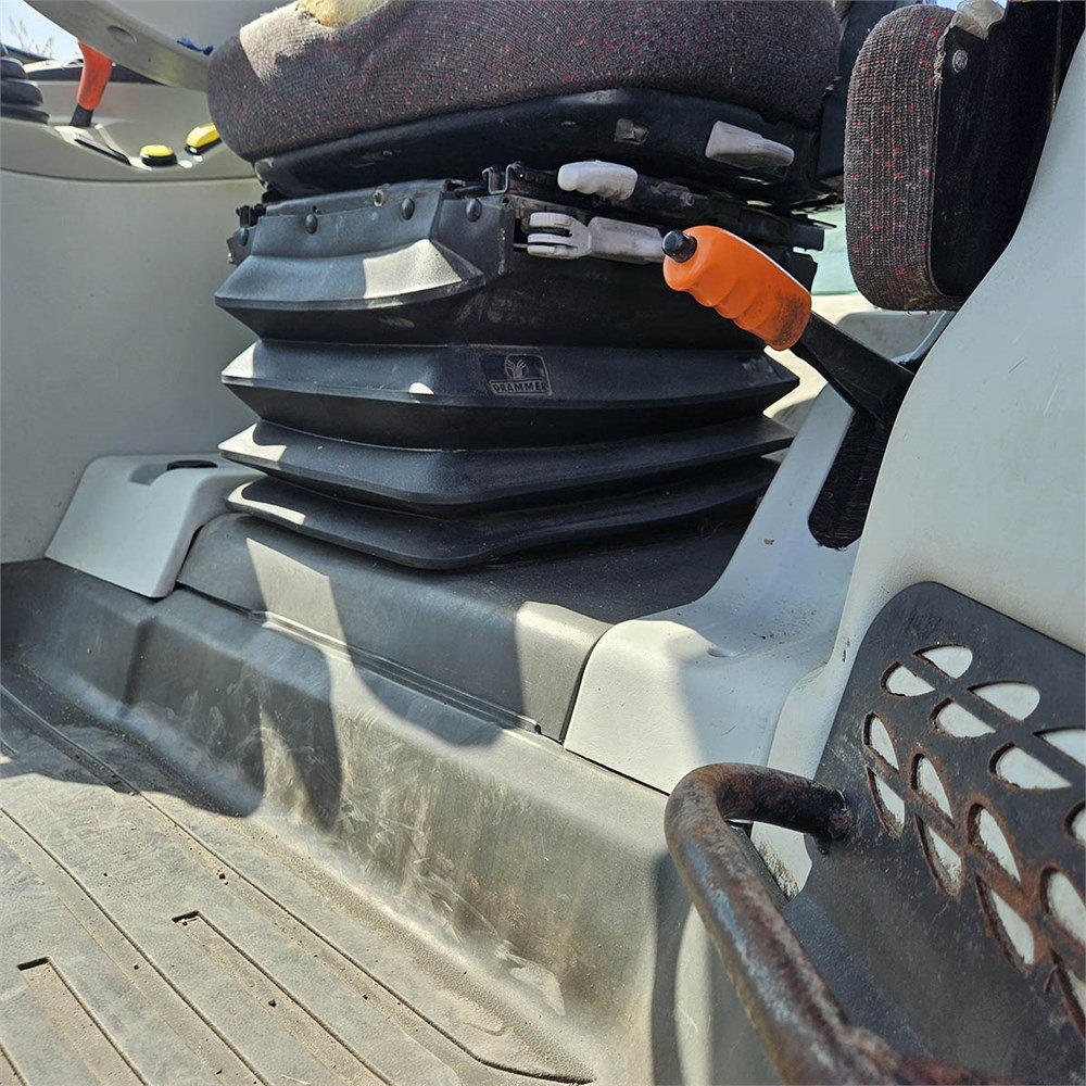 fbf071ad-cb58-483b-9913-0e7cb0c381f7_largesize massey ferguson 6480 145 ch 8 574 h 2004